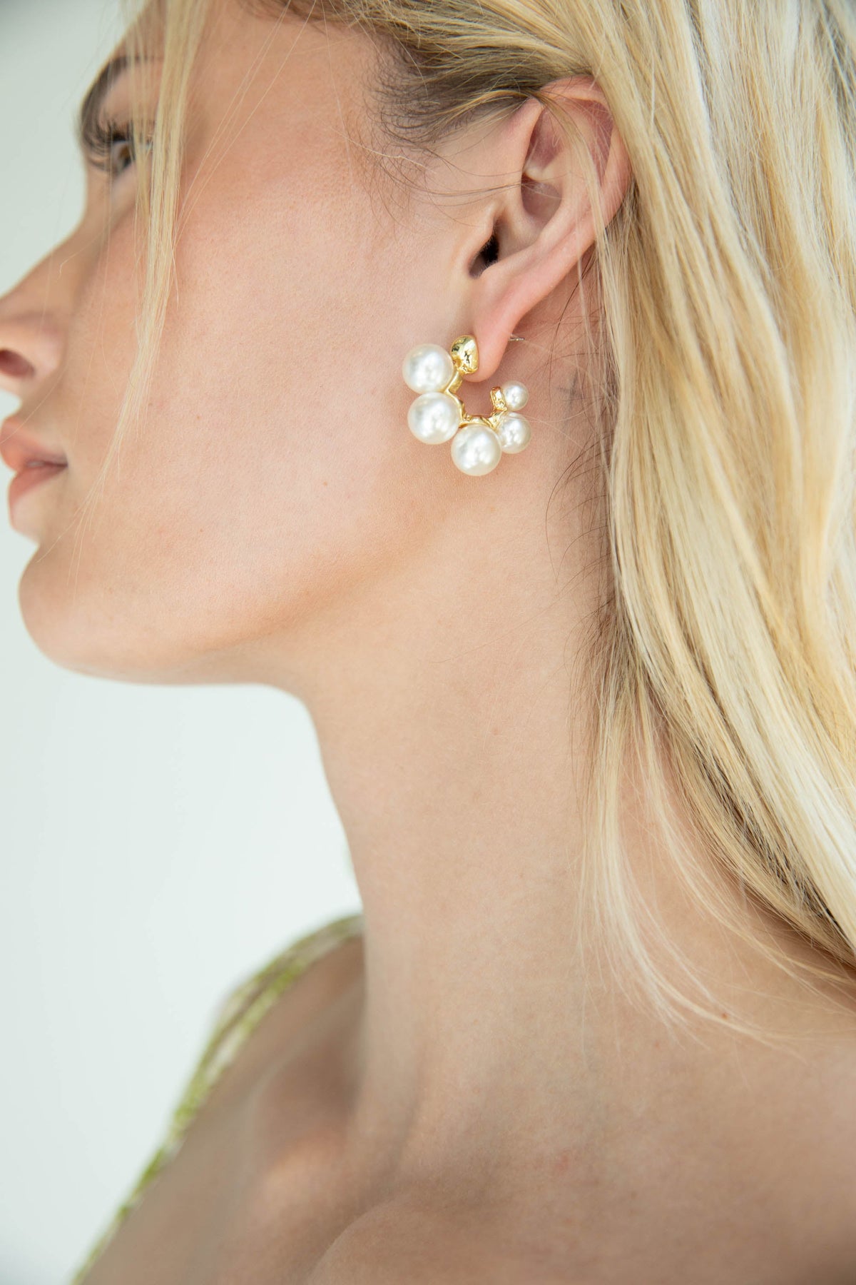FIVE PEARL EARRING
