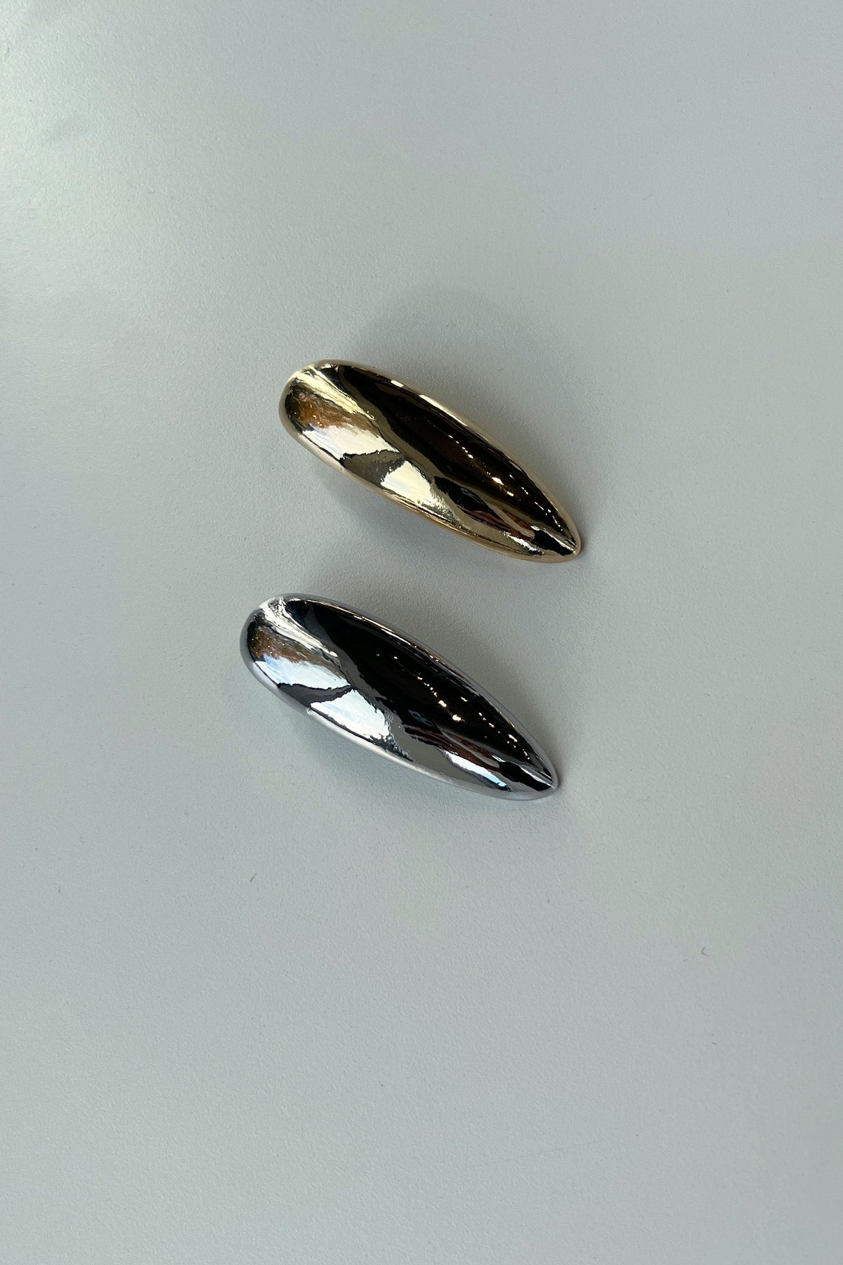 METALLIC ALMOND-SHAPE HAIR CLIP